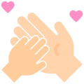 Imagem com duas mãos, uma mão adulta e uma mão infantil e dois corações simbolizando uma família.